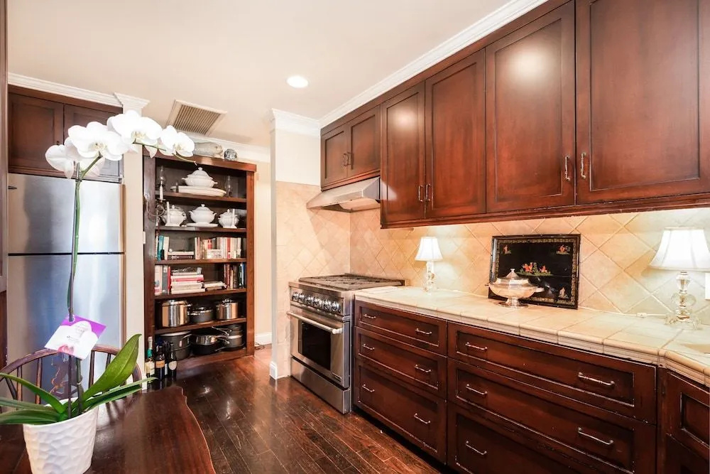 Elegant Home in the Heart of LA 2 Bedrooms 1 Bathroom Duplex