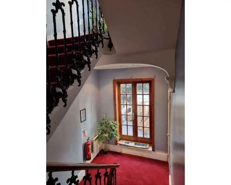 F101-First Floor Flat Fits 3 Near Hyde Park