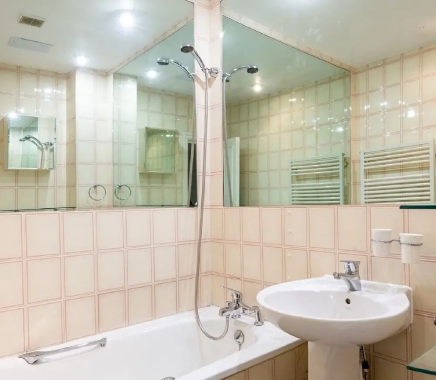 Stylish apartment on quiet street parallel to Kings Road, Chelsea