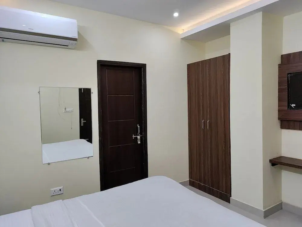 OYO Townhouse SSM Hospital Formerly The Arcas Hotel