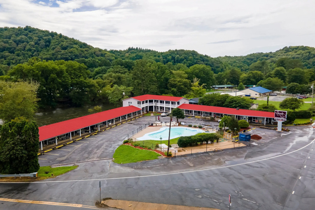 Lloyds On The River Country Inn By Oyo