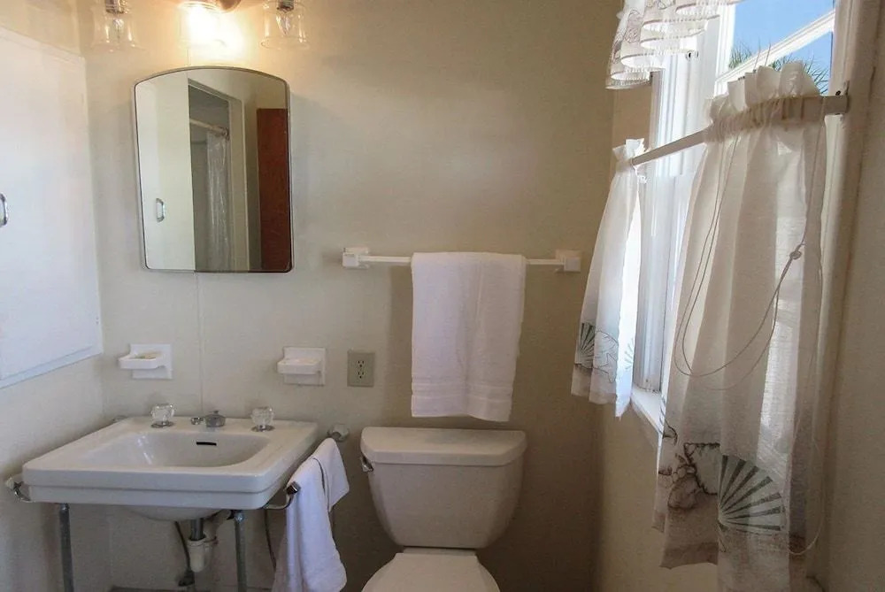 Mid-island Beach House 2 Bedrooms 2 Bathrooms Home