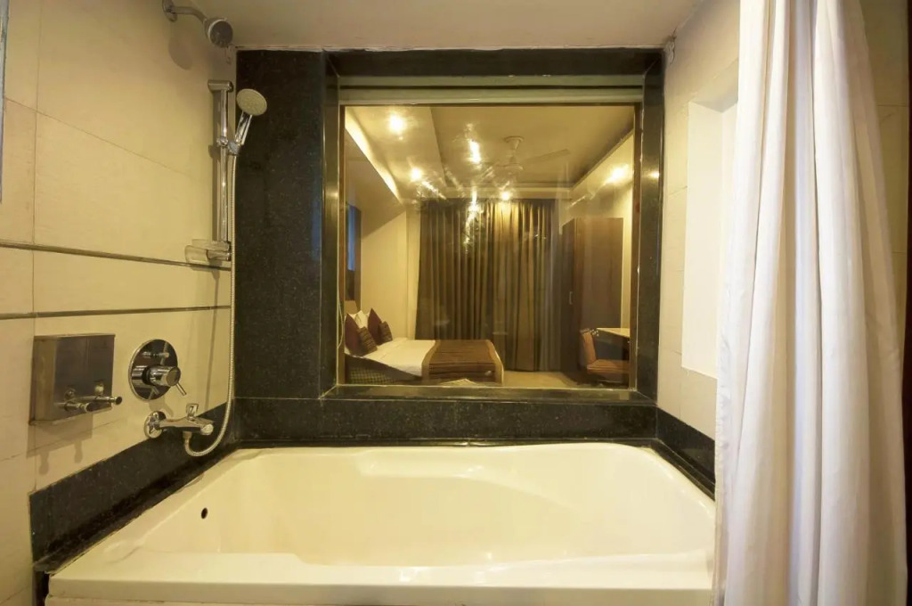 Hotel Le Roi Near New Delhi Railway Station