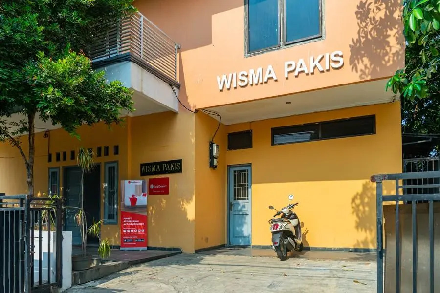 RedDoorz Syariah near Grand Galaxy Park