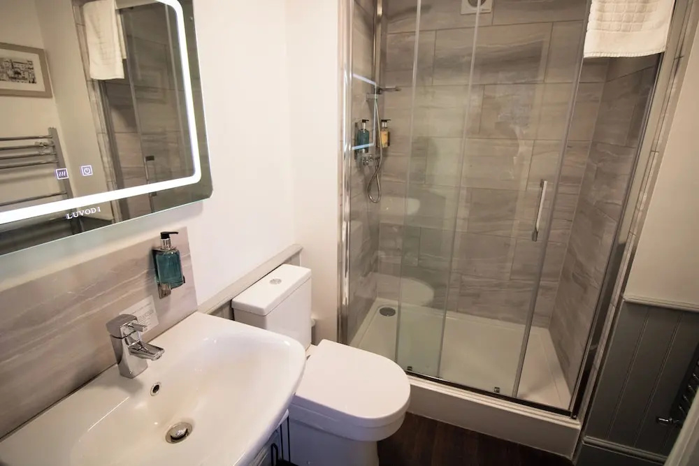 The Wheatsheaf Pub, Kitchen & Rooms