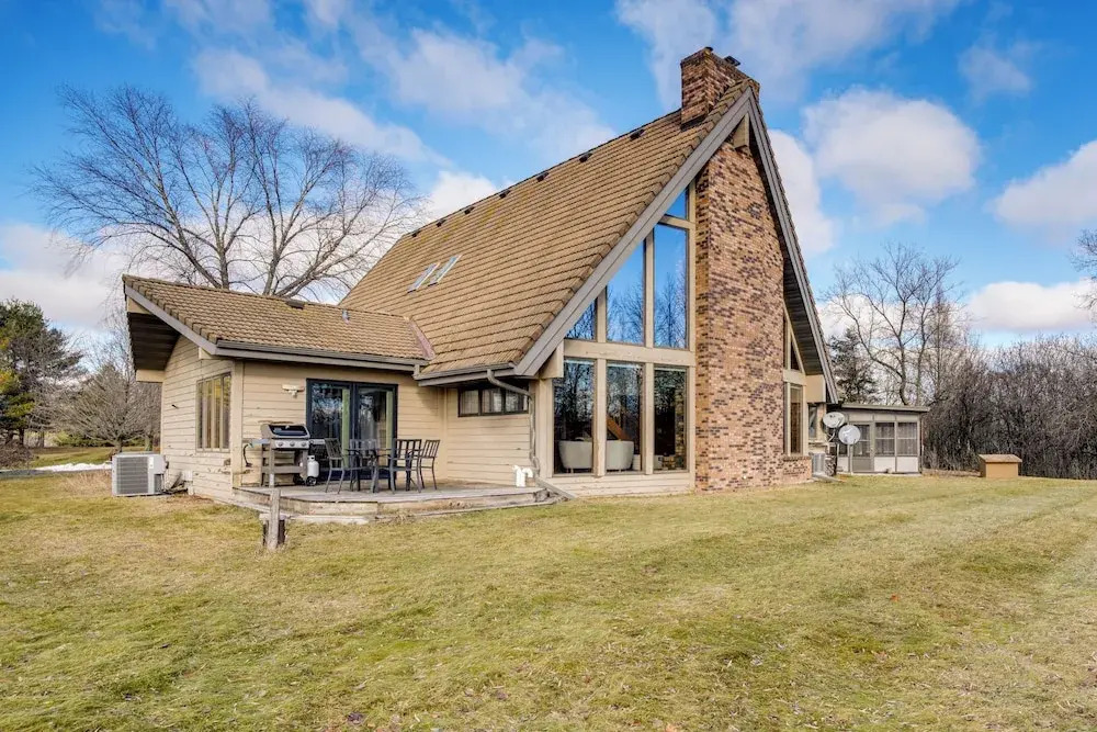 All-season Lodge 40 Acres: Walk to Elkhart Lake!