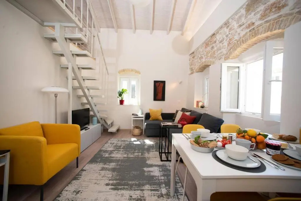 Newly Renovated 1730's Venetian Loft (02) !