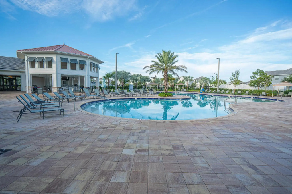 Only 5 Miles from Disney! Free Water Park! 2 Bed, 2 Bath Condo, Sleeps 8