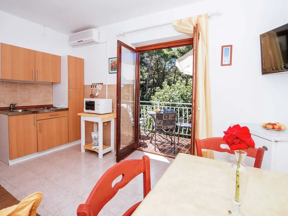Spacious First Floor Accomodation With 2 Apartments, Near the Beach