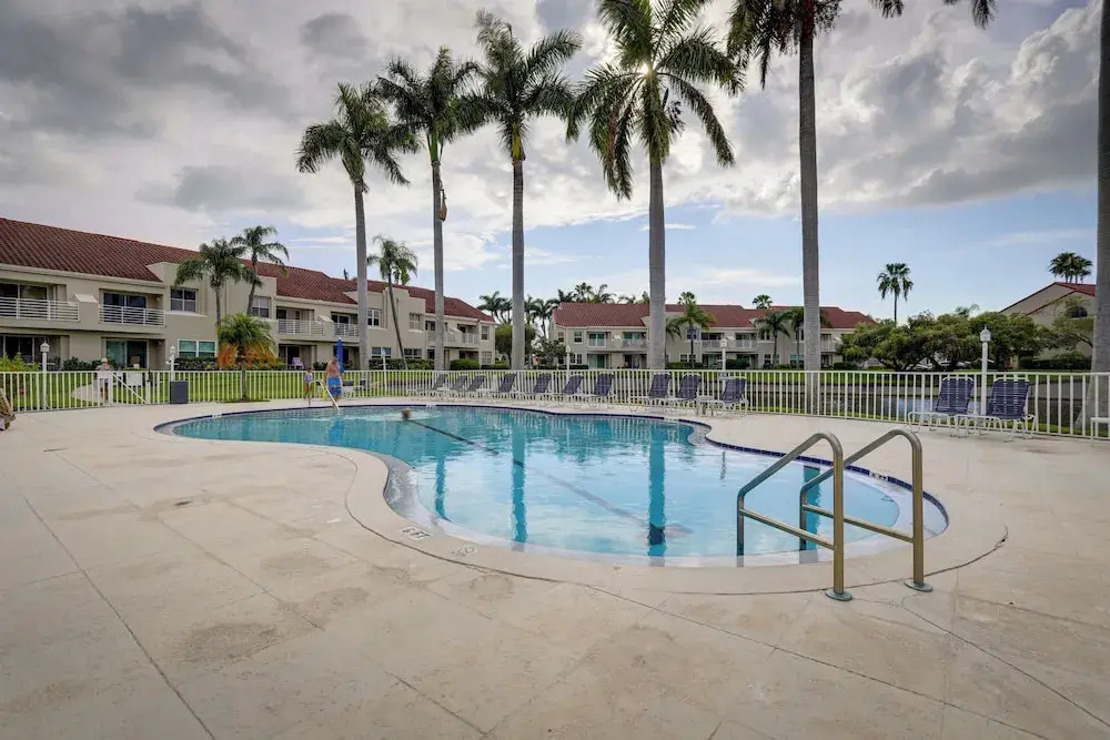 Sunny St Pete Getaway With Shared Pool & Hot Tub