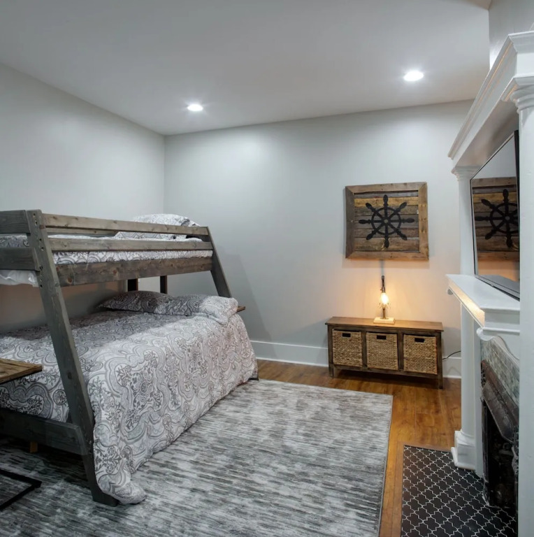 Huge 5 bedroom 5 bath Home in Savannah