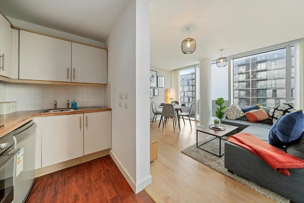 Contemporary, Modern, 2-Bed Apt, Prime Central Mk