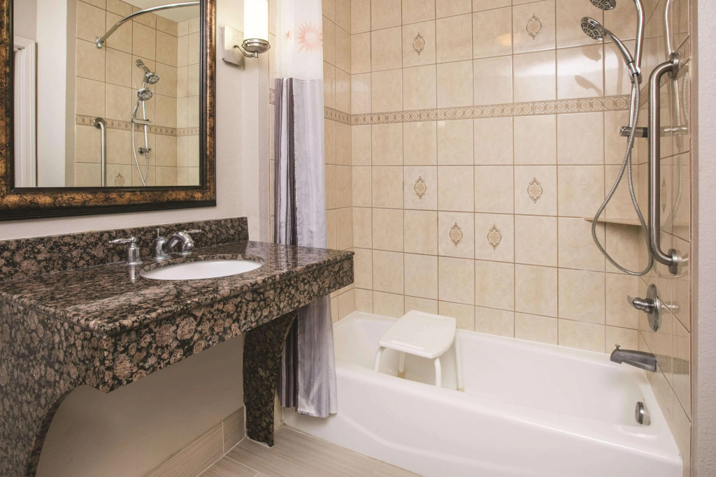 La Quinta Inn & Suites by Wyndham Dallas South-DeSoto
