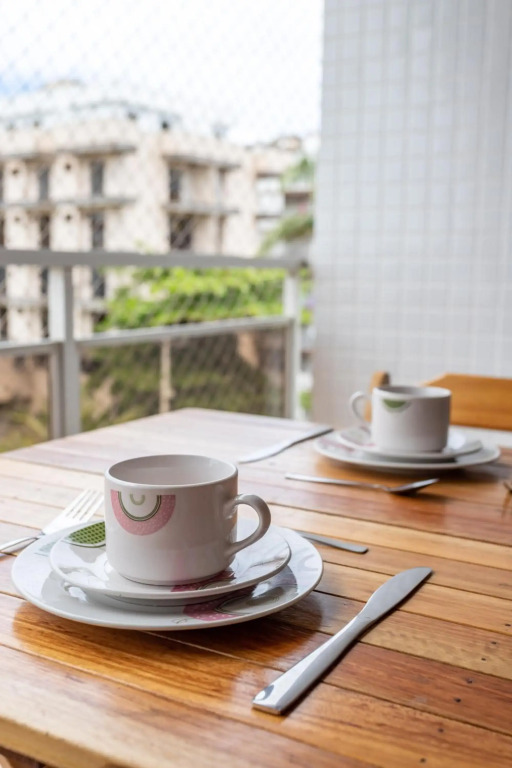 Apartamento a 200m da PRAIA DO FORTE com VISTA, GARAGEM, VARANDAS e Wi-Fi 250 MEGAS