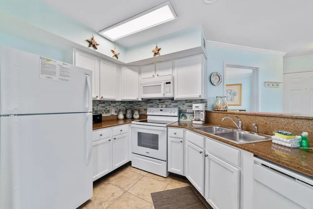 Updated, Ground Floor Unit w/ Pool & Gym, Sleeps 6