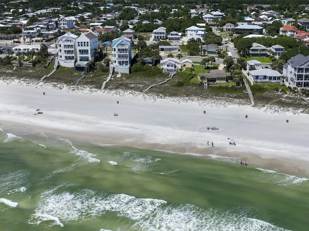 5 Bed, 5 Bath Beach Home/Only a 3 Minute Walk To The Beach! SLEEPS 12