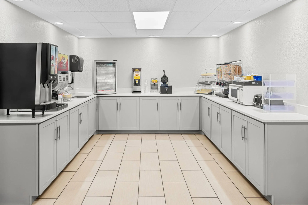 Days Inn & Suites by Wyndham Cedar Rapids