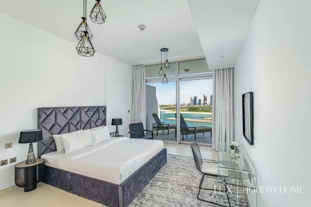 LUX - Opulent Island Suite Burj Khalifa View 1