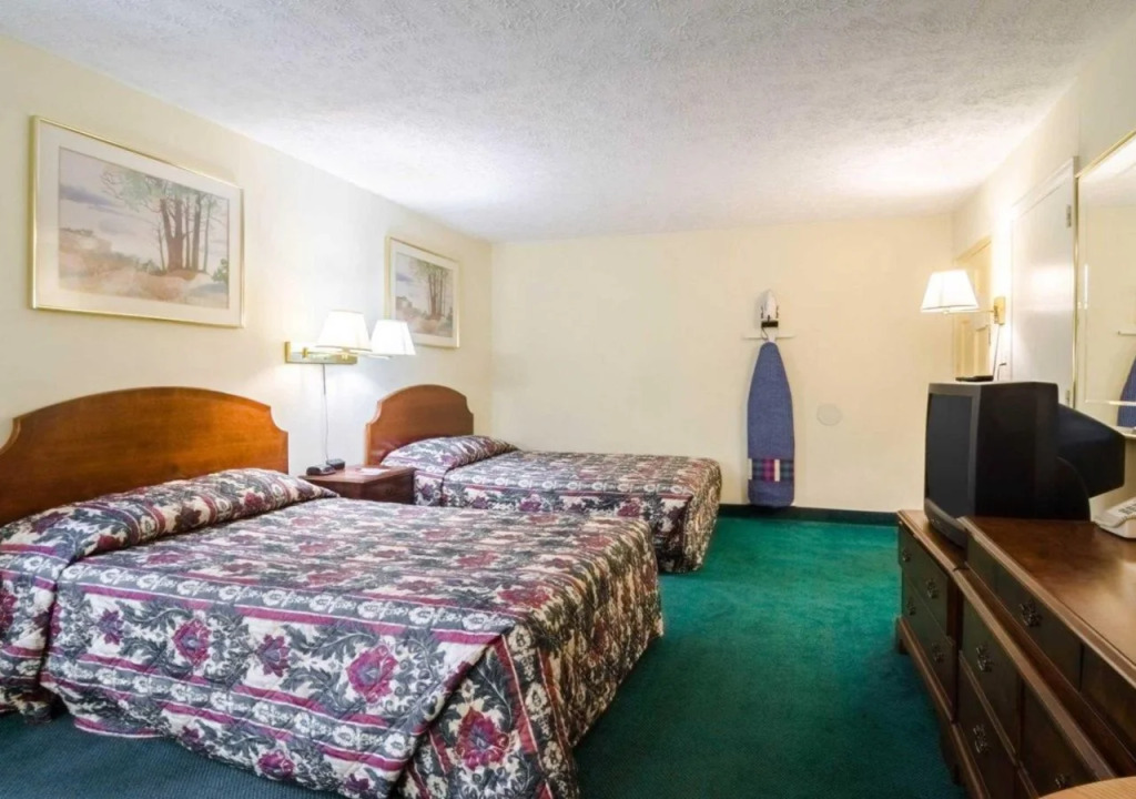 Econo Lodge Colonial