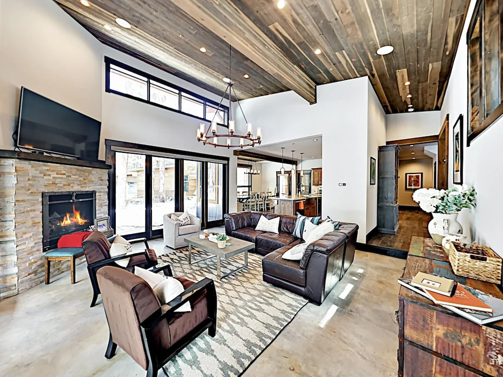11090 Henness Road Home