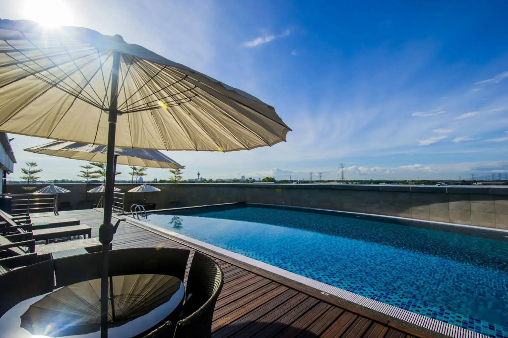 Grand Alora Hotel