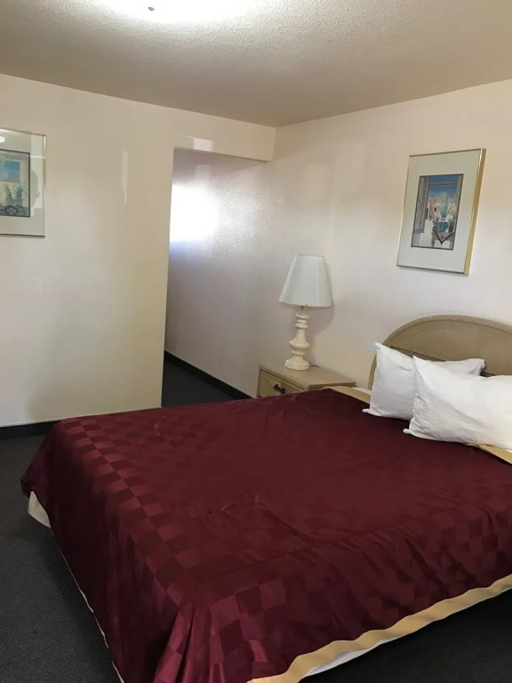 Colonial Motel