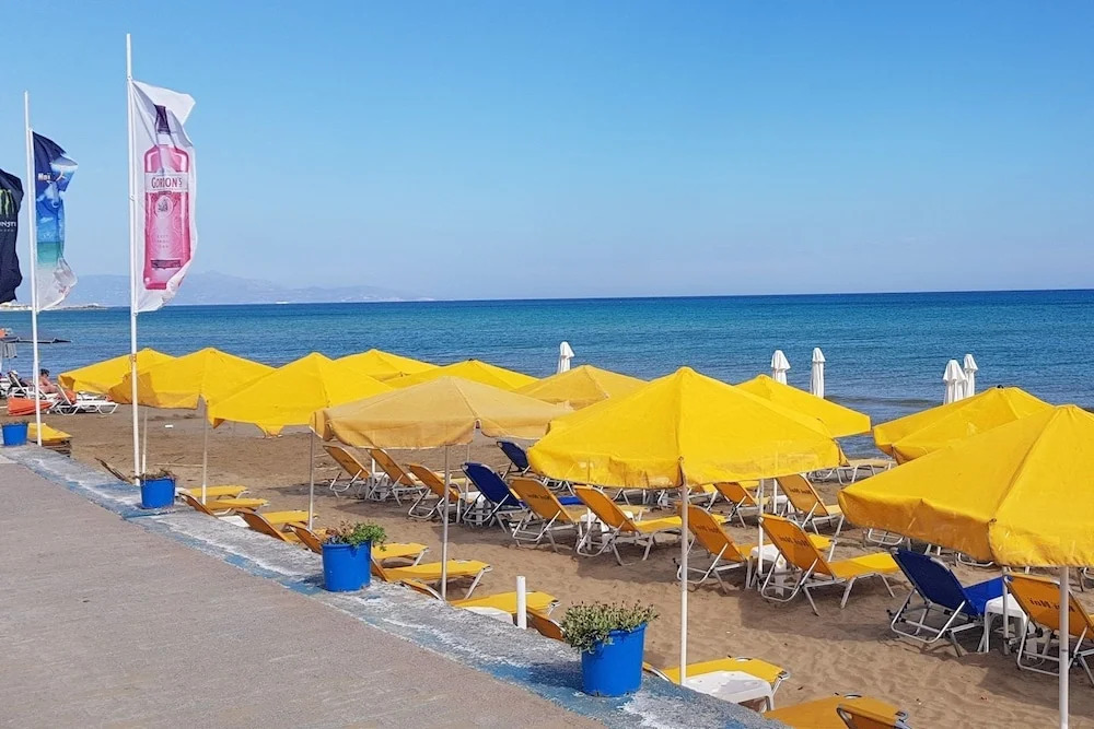 Theodosia apt Swim sunbathe beachfront