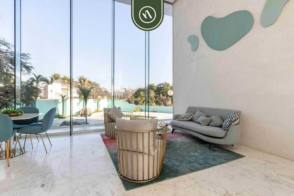 Luxury 3 BR Condo - Beach Access 1 Block Away