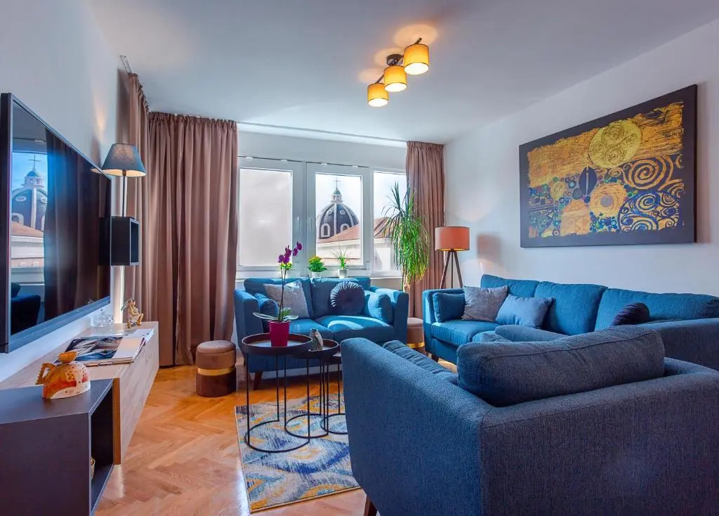 Deluxe City Center Blue Apartment