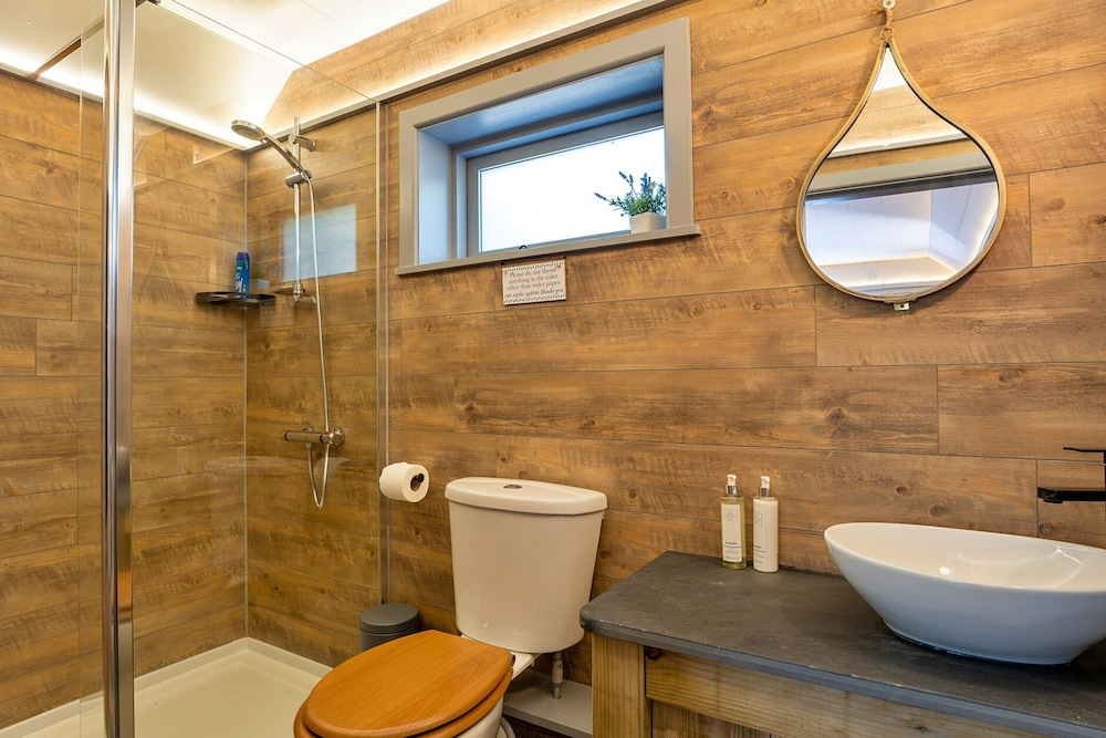 Lodge in Cornwall With Widemouth Bay Views