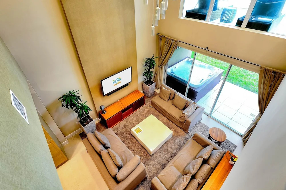 Beautiful Townhome Overlooking The Lake And The Pool