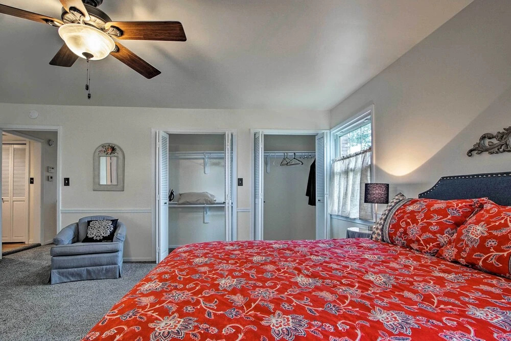 Remodeled Historic Farmhouse ~ 20 Mi to KC!