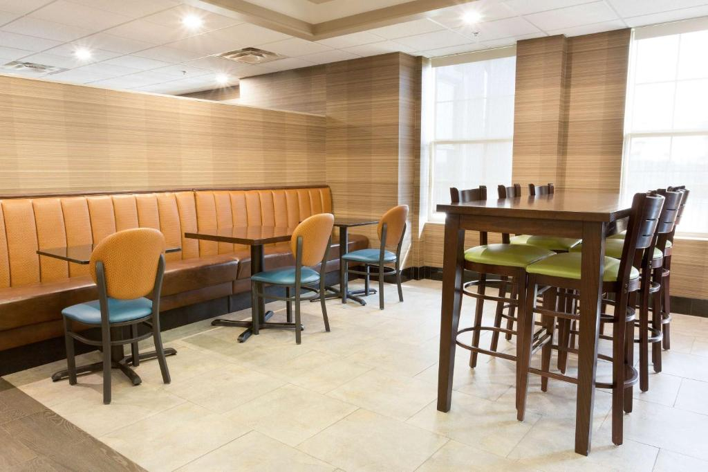 McAllen Plaza Hotel & Suites