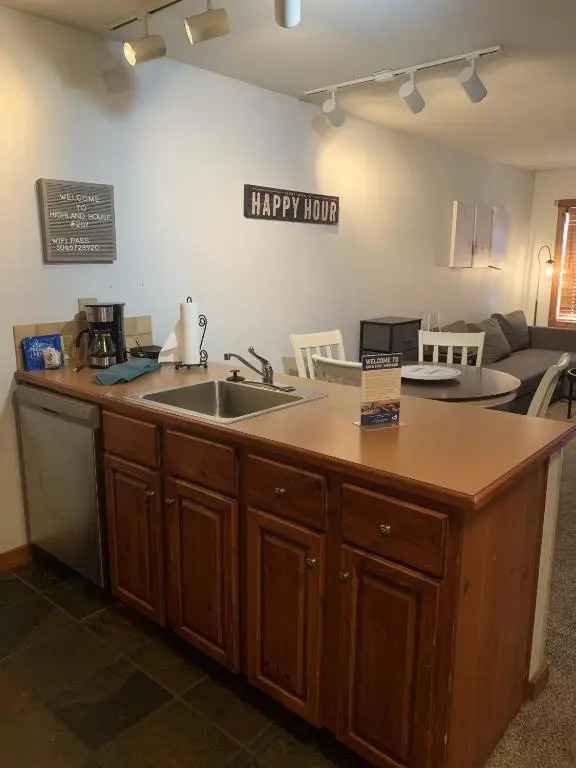 HH 207 Ski-InOut Sunrise Views Village Steps Sleeps 4
