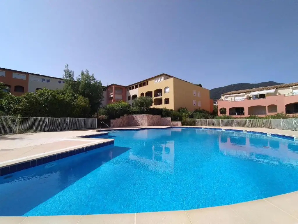 Bel appartement pour 6 personnes dans résidence avec piscine 500 m plage