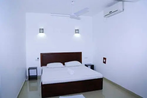 Thilini Holiday Inn