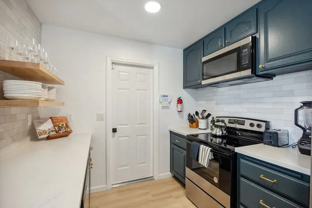 Tangerine House - Hot Tub, Fire Pit, Bbq! 3 Bedroom Home by RedAwning