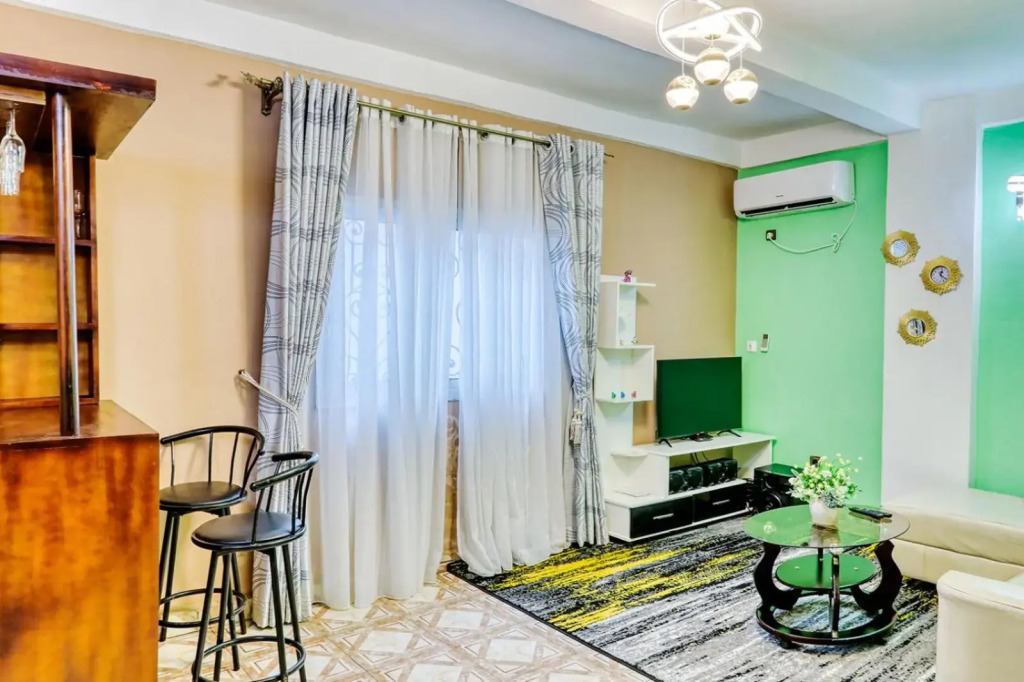 Beautiful- 1 Bedroom Apartment - Parking on site
