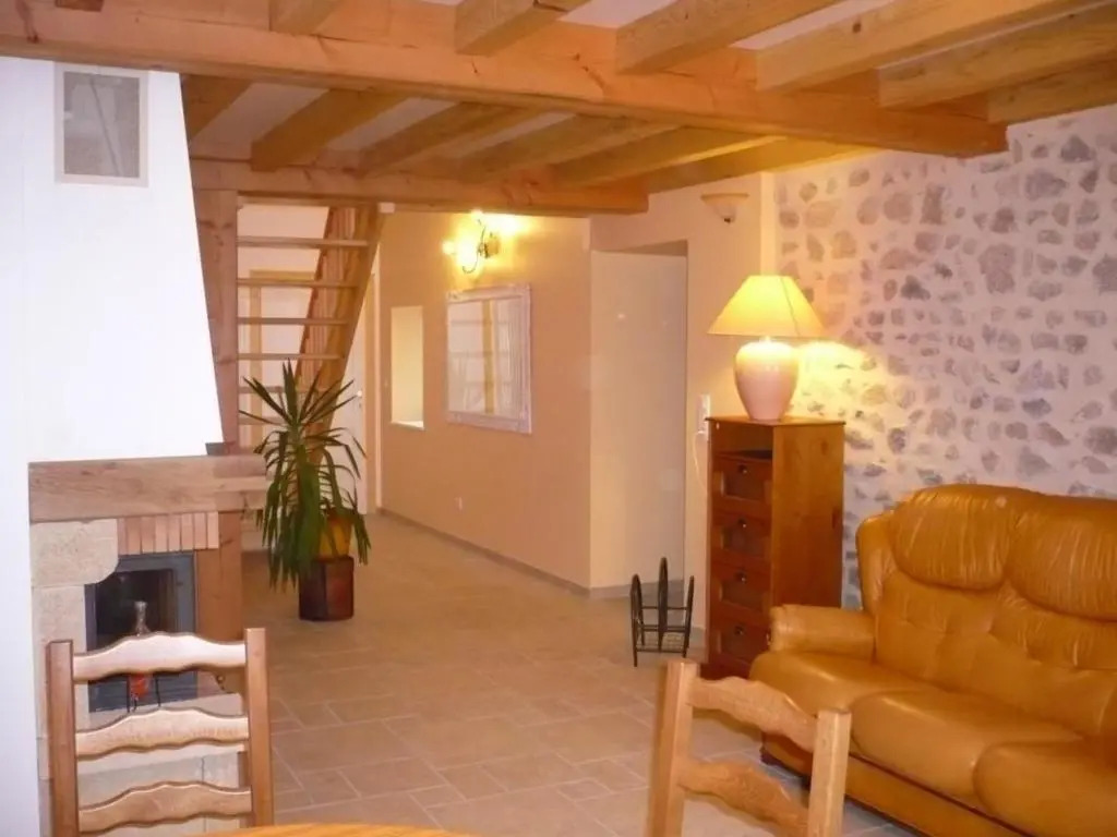 Grand Gîte 6 Chambres avec Cheminée, Animaux Acceptés, Campagne Lyon-Roanne - FR-1-496-65