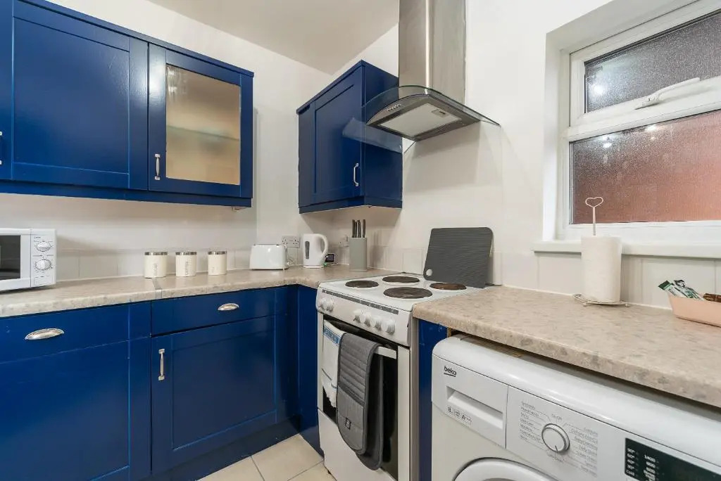 J's FrEsH Newly RefurB 2 Bedroom Garden Parking