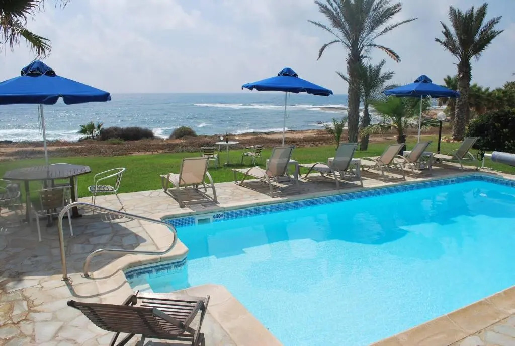 Sea Front Villa, HEATED Private Pool, Amazing location Paphos 323