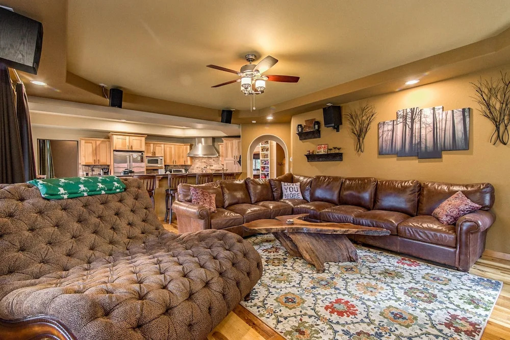 12726 Greenwood Dr House - 4 Br home by RedAwning