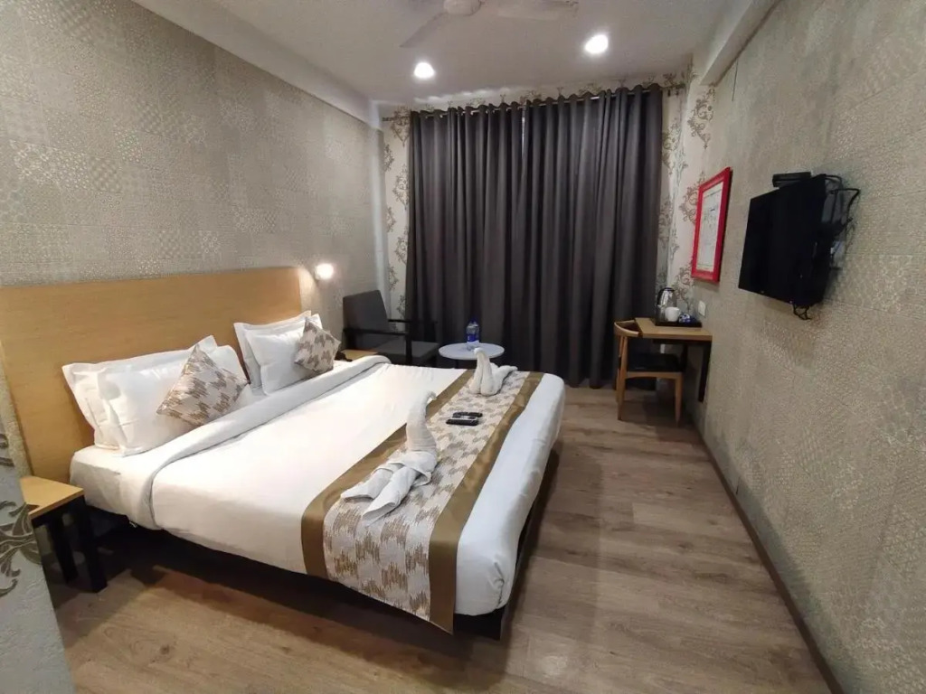Saltstayz Select – Near Sohna Road City Center