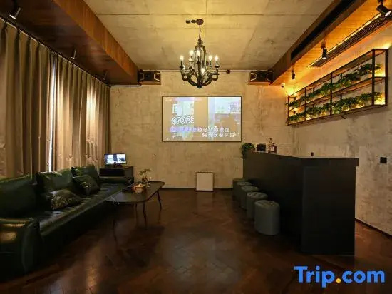 Xushe·Luxury Industrial Style Homestay (Shanghai Pudong New Area Lingang Shanyuan Store)