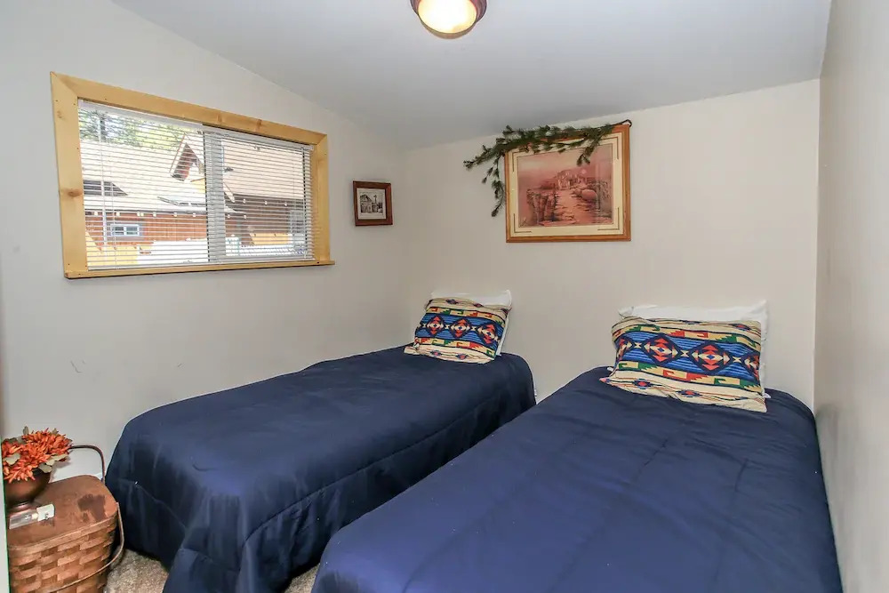 Knotty Knight- Walking distance to the lake as well as the Village