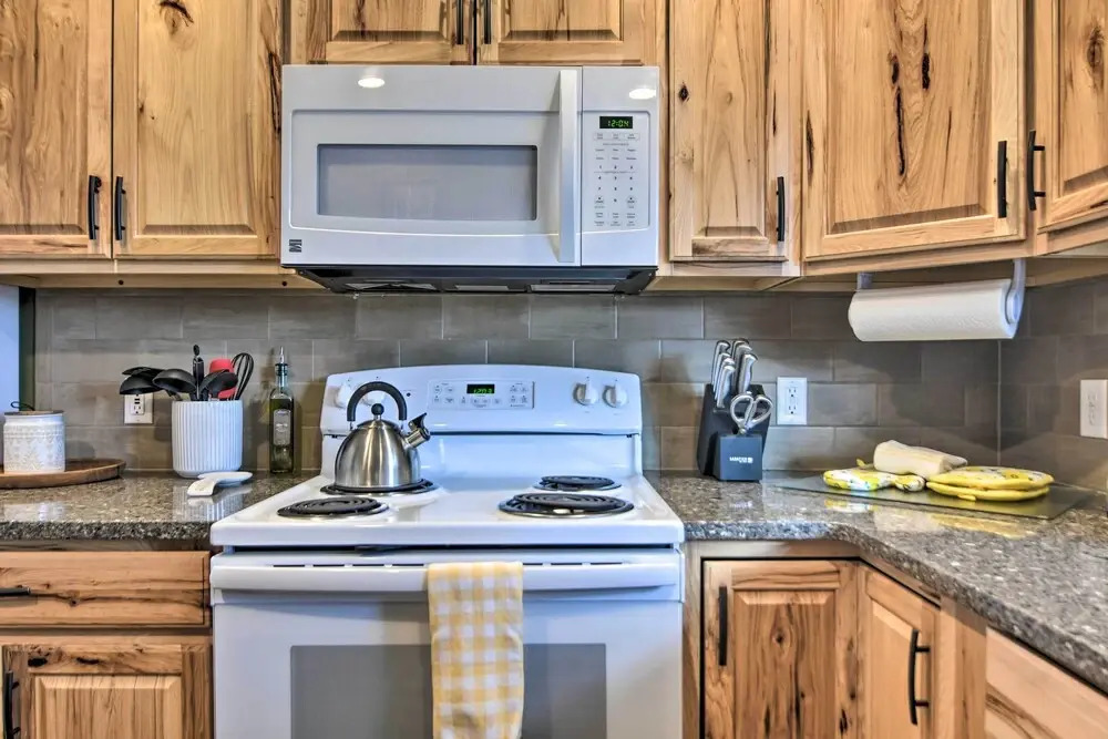 Cozy Condo on Fall River - 1 Mile to Rmnp Gate!