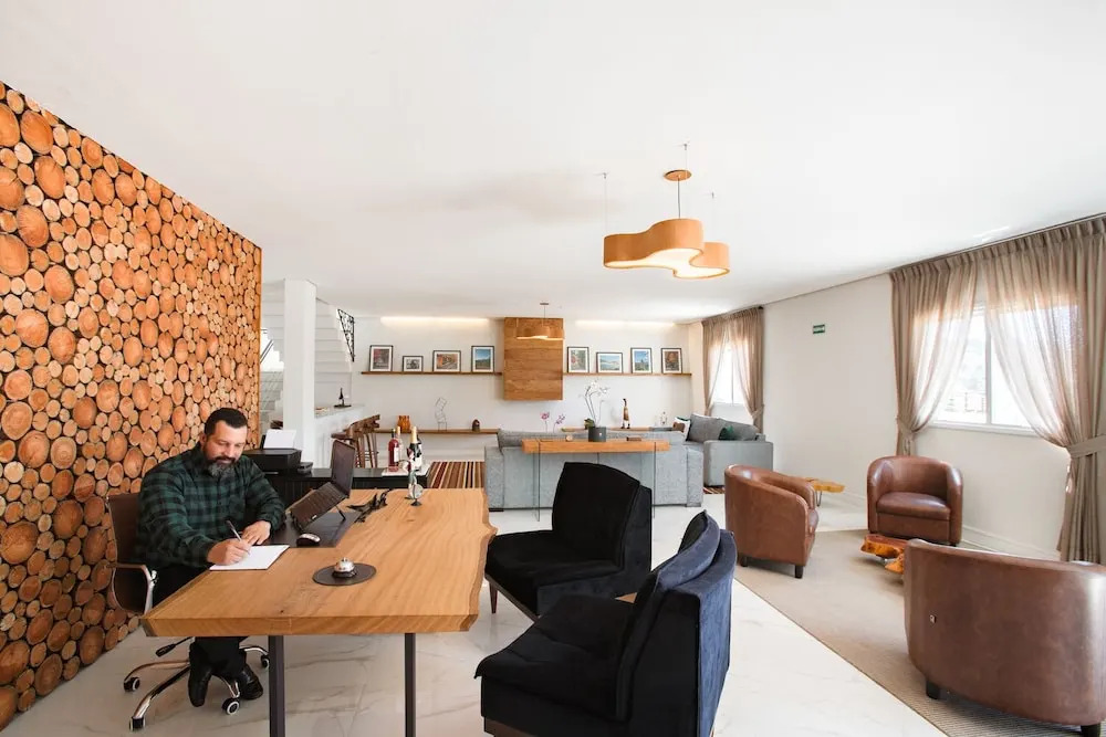 Altitude Lodge Hotel