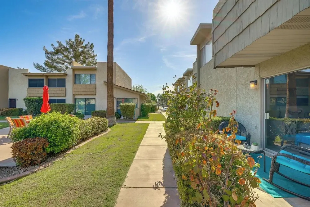 Unwind Poolside, Walk to Old Town! Scottsdale Unit