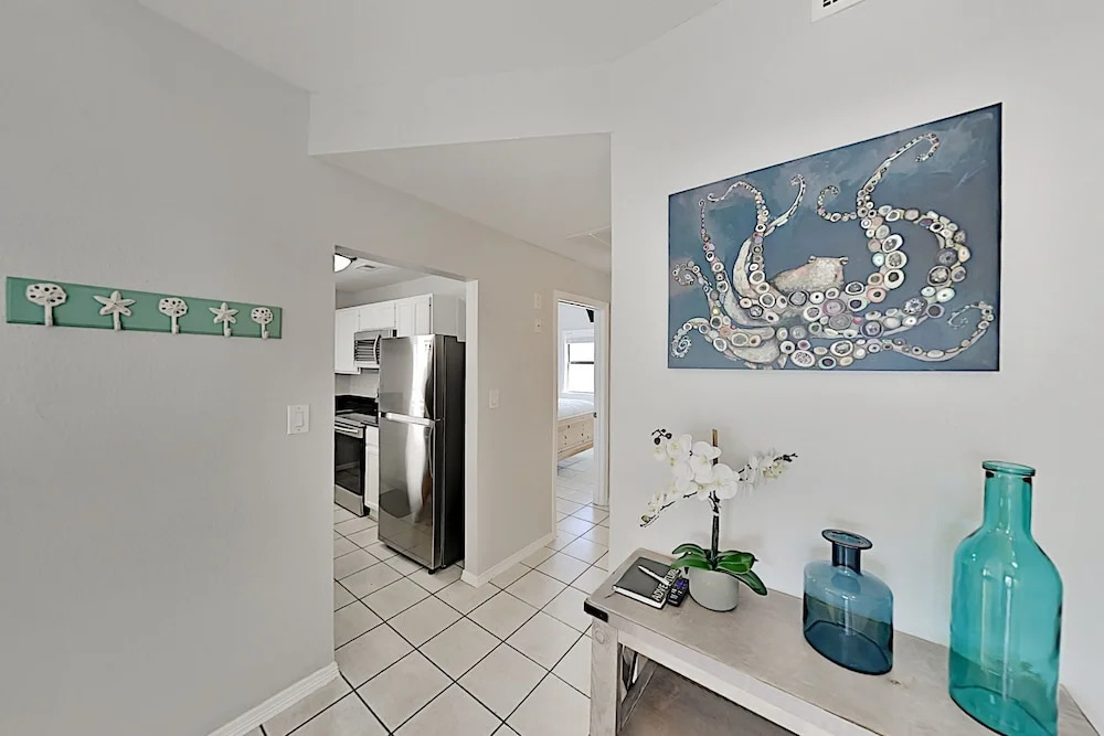 Charming Renovated - Walk To Beach! 1 Bedroom Condo