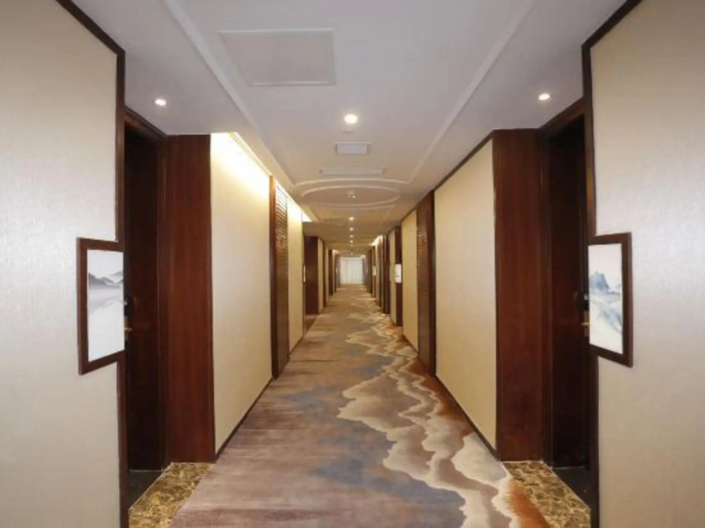 Vienna International Hotel (Mount Emei Crystal Plaza Hotel)